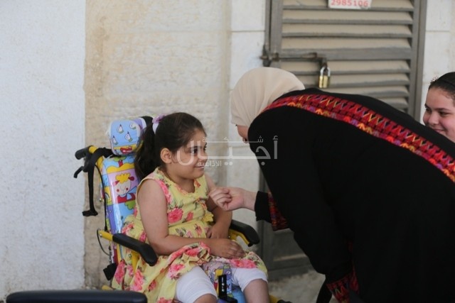 بالصور: محافظة رام الله تسلم ذوي الاحتياجات الخاصة كراسي متحركة